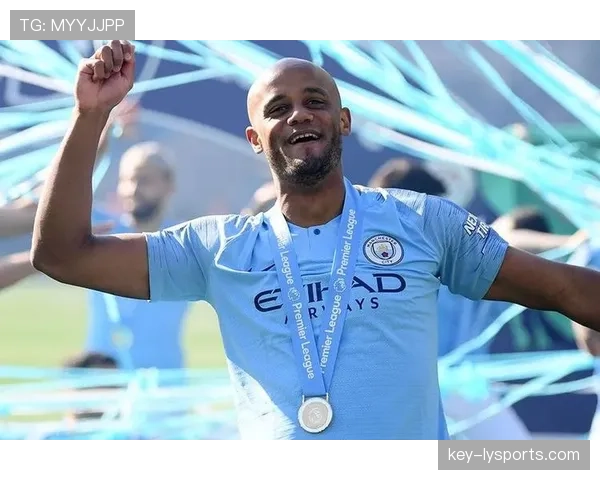 孔帕尼赛场上像铁血队长，下班拎着菜篮走出更衣室那刻真像隔壁邻居，心态直接懵了