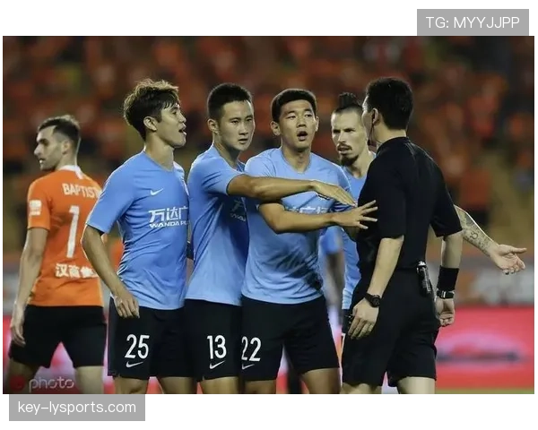 拉人犯规判罚的界限在哪？裁判如何区分合法防守和犯规行为