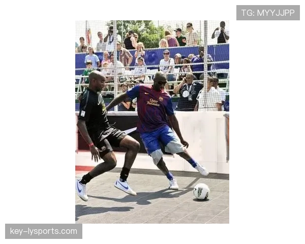 李梓嘉戴着大表穿拖鞋逛夜市，签名时那副明星范儿跟邻家大哥的反差笑死我